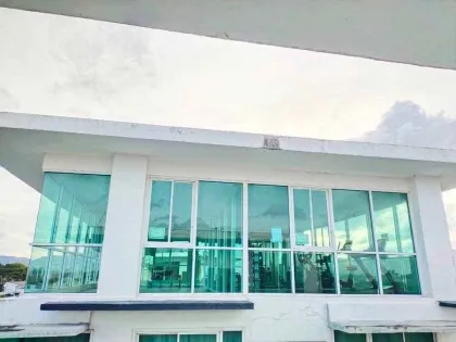 Пентхаус с 2 спальнями и джакузи на балконе в The Wide Condo
