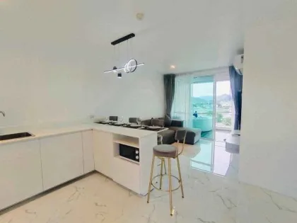 Пентхаус с 2 спальнями и джакузи на балконе в The Wide Condo