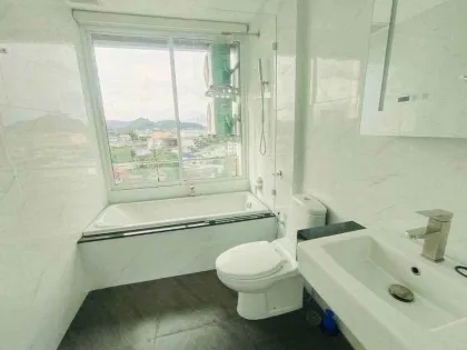 Пентхаус с 2 спальнями и джакузи на балконе в The Wide Condo