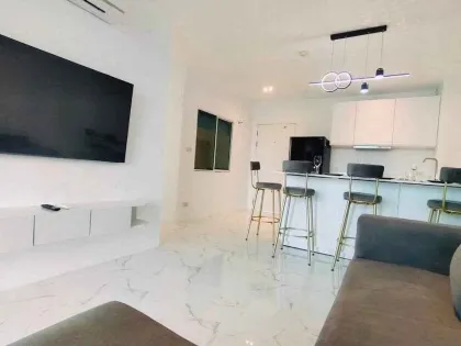 Пентхаус с 2 спальнями и джакузи на балконе в The Wide Condo