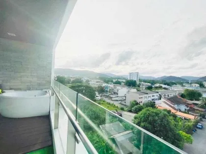 Пентхаус с 2 спальнями и джакузи на балконе в The Wide Condo
