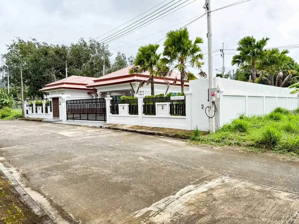 Luxuriöse ebenerdige Poolvilla mit 4 Schlafzimmern und 5 Bädern