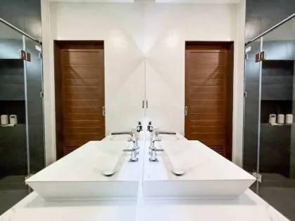 Luxuriöse ebenerdige Poolvilla mit 4 Schlafzimmern und 5 Bädern