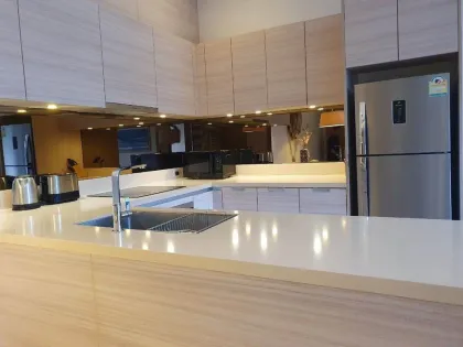 Condo de luxe 2 chambres 2 salles de bain à louer à Baan Mai Khao, plage Mai Khao