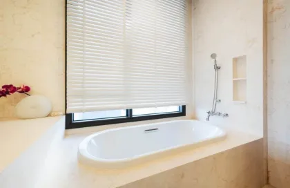 Condo de luxe 2 chambres 2 salles de bain à louer à Baan Mai Khao, plage Mai Khao