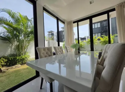 Villa con 3 Habitaciones y 4 Baños en Laguna Park con Piscina en Alquiler