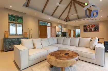 Villa Moderna de 4 Dormitorios con Piscina Privada en Chalong, Phuket