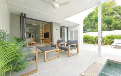 Moderna villa adosada de 3 habitaciones con piscina en alquiler en Thalang