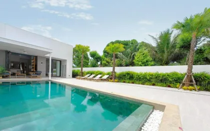 Moderna villa adosada de 3 habitaciones con piscina en alquiler en Thalang