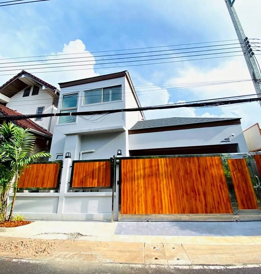 Pool Villa with 3 Bedrooms and 4 Bathrooms for Rent in Chalong