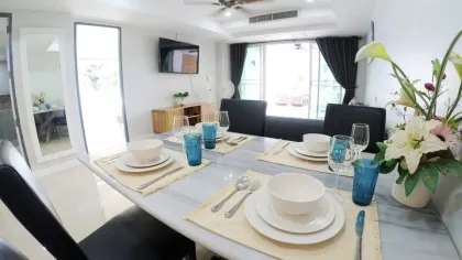 2-комнатная квартира с видом на бассейн в Patong Harbor View