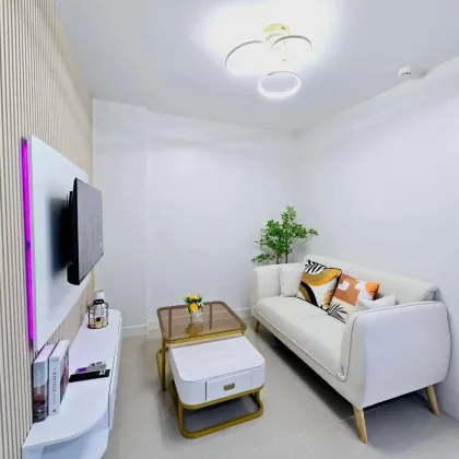 Acogedor condominio de 1 dormitorio con vista a la montaña en Chalong