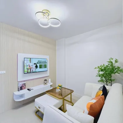 Acogedor condominio de 1 dormitorio con vista a la montaña en Chalong