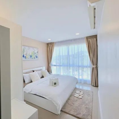 Acogedor condominio de 1 dormitorio con vista a la montaña en Chalong