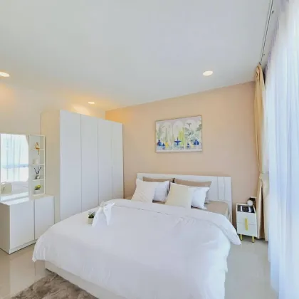 Acogedor condominio de 1 dormitorio con vista a la montaña en Chalong