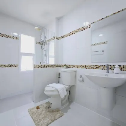 Acogedor condominio de 1 dormitorio con vista a la montaña en Chalong