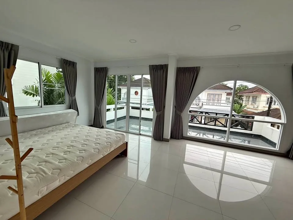 Neu renovierte 3-Schlafzimmer-Villa zur Miete in Land & Houses Chalong
