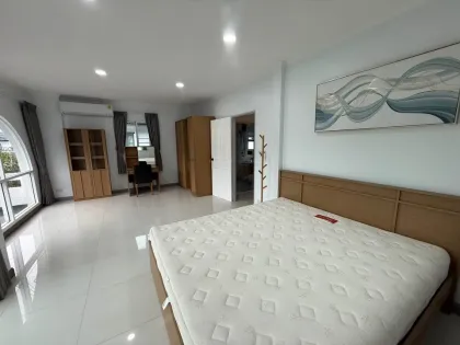 Neu renovierte 3-Schlafzimmer-Villa zur Miete in Land & Houses Chalong