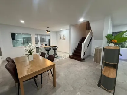 Neu renovierte 3-Schlafzimmer-Villa zur Miete in Land & Houses Chalong