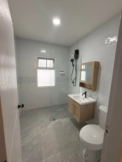 Neu renovierte 3-Schlafzimmer-Villa zur Miete in Land & Houses Chalong