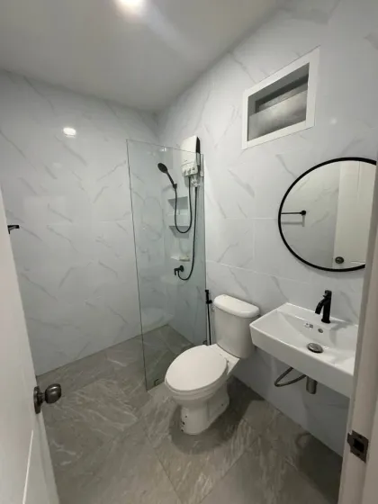Neu renovierte 3-Schlafzimmer-Villa zur Miete in Land & Houses Chalong
