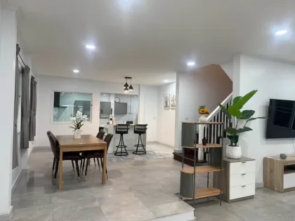 Neu renovierte 3-Schlafzimmer-Villa zur Miete in Land & Houses Chalong