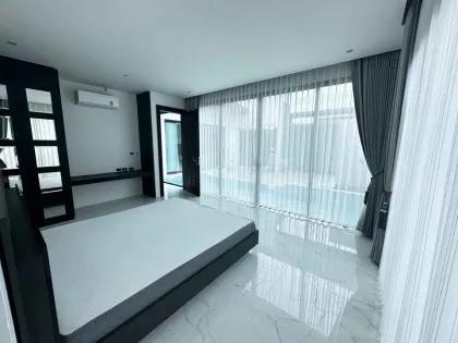 Villa Moderne avec Piscine de 3 Chambres à Louer à Chalong