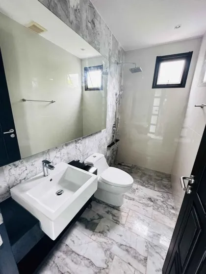 Villa Moderne avec Piscine de 3 Chambres à Louer à Chalong