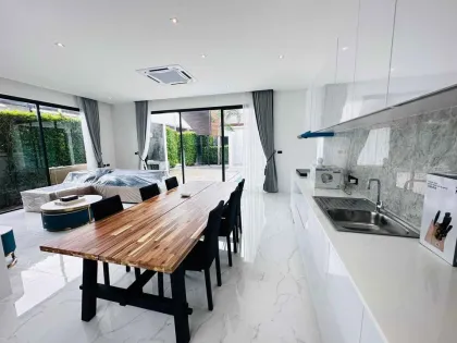 Villa Moderne avec Piscine de 3 Chambres à Louer à Chalong