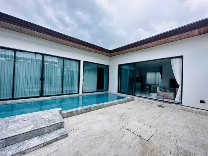 Villa Moderne avec Piscine de 3 Chambres à Louer à Chalong
