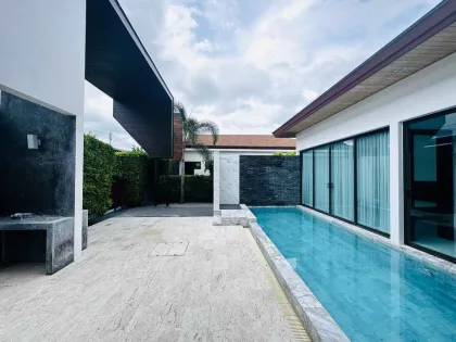 Villa Moderne avec Piscine de 3 Chambres à Louer à Chalong