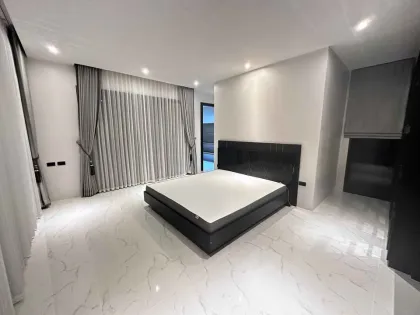 Villa Moderne avec Piscine de 3 Chambres à Louer à Chalong