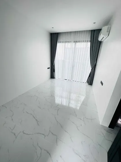 Villa Moderne avec Piscine de 3 Chambres à Louer à Chalong