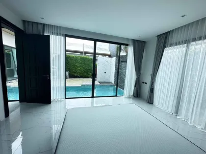 Villa Moderne avec Piscine de 3 Chambres à Louer à Chalong