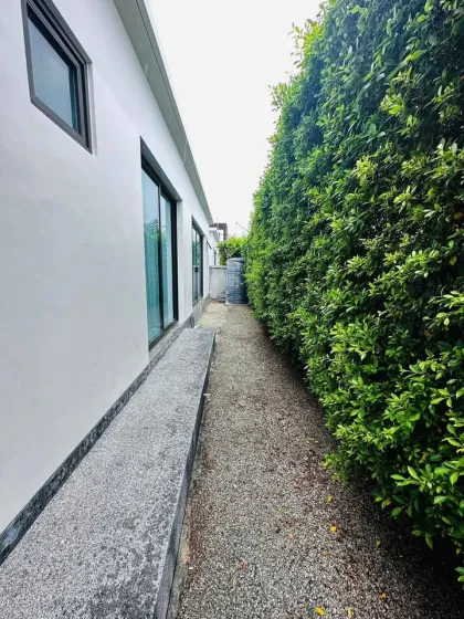 Villa Moderne avec Piscine de 3 Chambres à Louer à Chalong