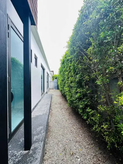 Villa Moderne avec Piscine de 3 Chambres à Louer à Chalong