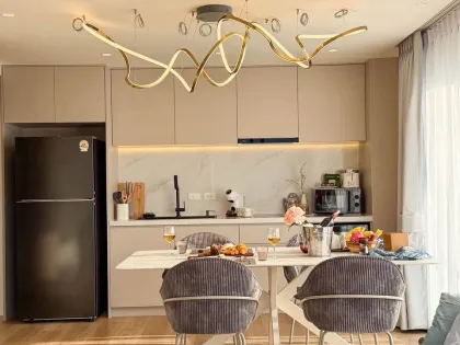 Luxuriöse 2-Zimmer-2-Bad-Wohnung in der Nähe des Nai Harn Strandes