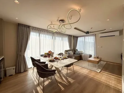Luxuriöse 2-Zimmer-2-Bad-Wohnung in der Nähe des Nai Harn Strandes