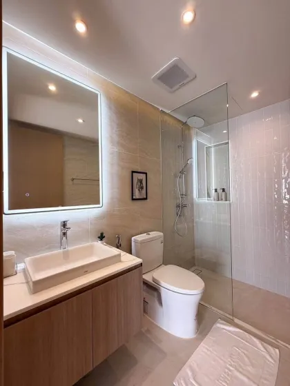 Luxuriöse 2-Zimmer-2-Bad-Wohnung in der Nähe des Nai Harn Strandes