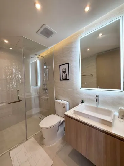 Luxuriöse 2-Zimmer-2-Bad-Wohnung in der Nähe des Nai Harn Strandes