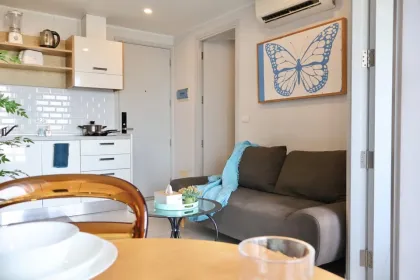 คอนโด 1 ห้องนอนให้เช่าที่ The Tower Condo พร้อมวิวทะเล