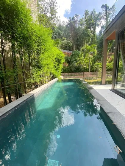 Villa moderne de luxe avec piscine au bord du lac à Cherngtalay