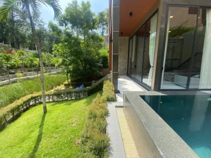 Villa moderne de luxe avec piscine au bord du lac à Cherngtalay