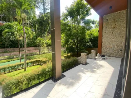 Villa moderne de luxe avec piscine au bord du lac à Cherngtalay