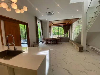 Villa moderne de luxe avec piscine au bord du lac à Cherngtalay