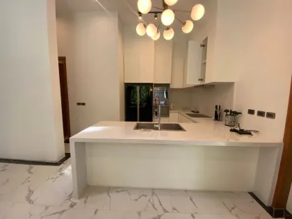 Villa moderne de luxe avec piscine au bord du lac à Cherngtalay