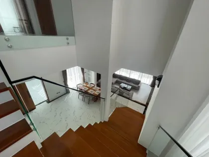 Villa moderne de luxe avec piscine au bord du lac à Cherngtalay