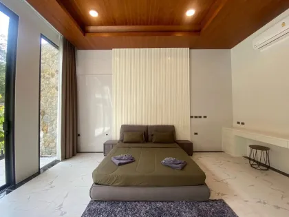 Villa moderne de luxe avec piscine au bord du lac à Cherngtalay