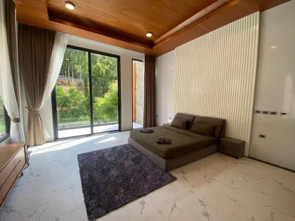 Villa moderne de luxe avec piscine au bord du lac à Cherngtalay