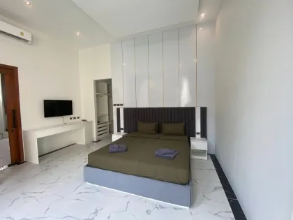Villa moderne de luxe avec piscine au bord du lac à Cherngtalay